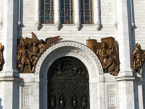 фото 2009 года, большие средние врата 'Явление Архистратига Божия Михаила Иисусу Навину' на южном фасаде Храма Христа Спасителя в Москве, фотогалереи православного сайта udell3.narod.ru