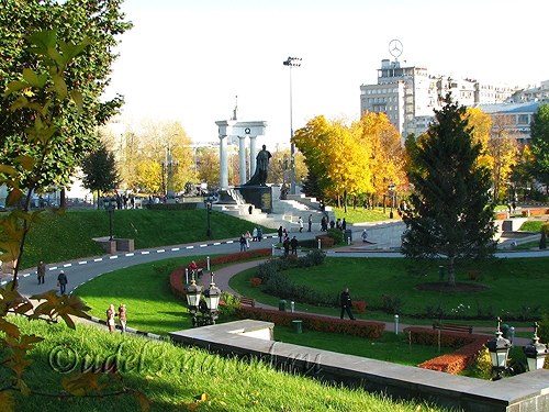 фото 2009 года, Патриарший сквер и памятник Императору Александру II на территории комплекса Храма Христа Спасителя в Москве, фотогалереи православного сайта udell3.narod.ru