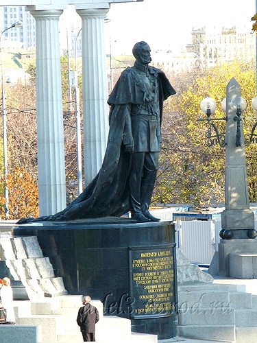 фото 2009 года, памятник Императору Александру II на территории Храма Христа Спасителя в Москве фото 2009 года, памятник Императору Александру II на территории Храма Христа Спасителя в Москве