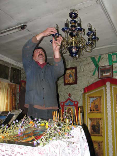 Люстра, подарок рабы Божией Татианы, занимает своё место в молельном доме православного Прихода вмч. Георгия Победоносца в городе Пучеж Ивановской области, фото 2009 года