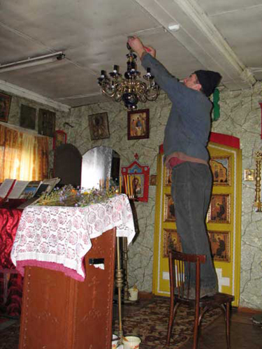 Люстра, подарок рабы Божией Татианы, занимает своё место в молельном доме Прихода вмч. Георгия Победоносца в городе Пучеж Ивановской области, фото 2009 года