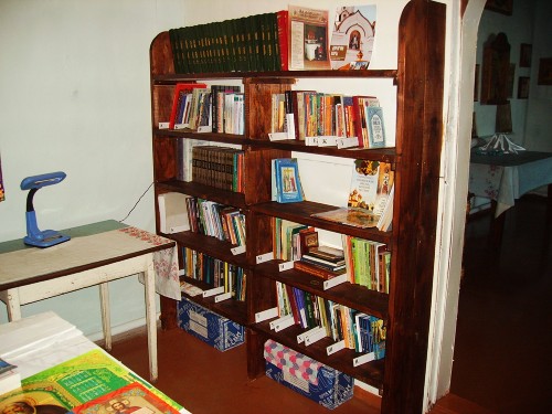 Православие. Фото приходской библиотеки храма преподобного Серафима Саровского п. Бурея Амурской области. Христианство.