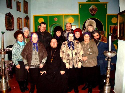 Настоятель храма прп. Серафима Саровского в п. Бурея Амурской области о. Евлогий и прихожане 