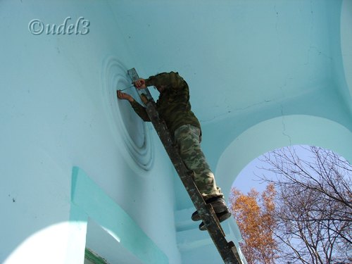 Православие. Установка икон на главной паперти храма Серафима Саровского.