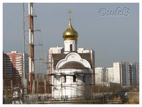 Строительство часовни в память жертв трагедии в 'Трансвааль-парке' в Ясеневе, фото в апреле 2008 года