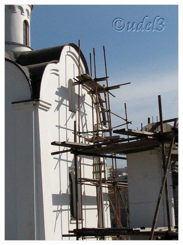 Строительство часовни в честь Всех Святых в память жертв трагедии в 'Трансвааль-парке' в Ясеневе, фото в апреле 2008 года