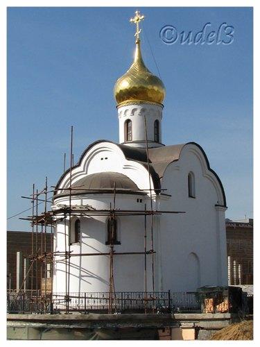 Строительство часовни в честь Всех Святых в память жертв трагедии в 'Трансвааль-парке' в Ясеневе, фото в апреле 2008 года