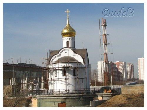 Строительство часовни в честь Всех Святых в память жертв трагедии в 'Трансвааль-парке' в Ясеневе, фото в апреле 2008 года