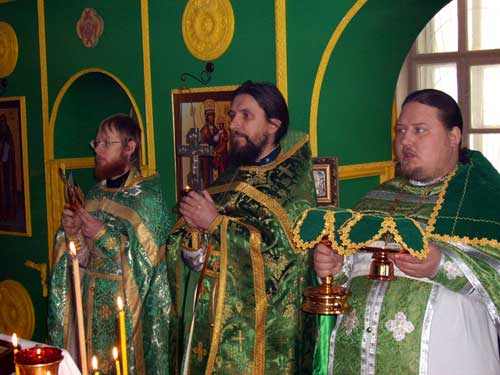 Храмовый праздник: торжественное Богослужение в храме п. Бурея Амурской области в день прп. Серафима Саровского 15 января 2008 года