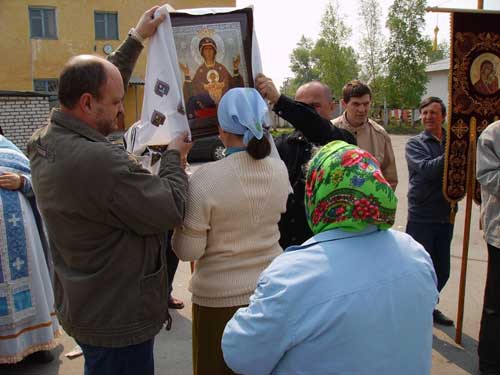 Амурская область: Крестный Ход в посёлке Бурея Амурской области в честь иконы «Неупиваемая Чаша» 18 мая 2008 года