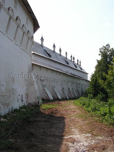 Православие в Звенигороде, Водовозная башня и стена Саввино-Сторожевского ставропигиального мужского монастыря, июль 2007 года
