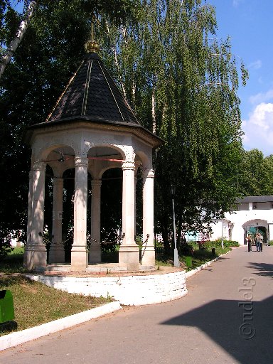 Православие в Звенигороде, место алтаря храма прп. Иоанна Лествиничника в Саввино-Сторожевском ставропигиальном мужском монастыре, июль 2007 года