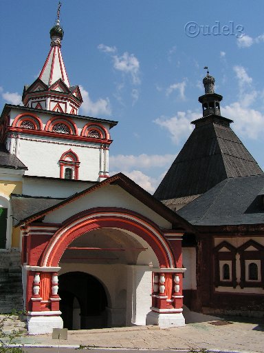 Православие в Звенигороде, Красные Ворота и Троицкая надвратная церковь Саввино-Сторожевского ставропигиального монастыря, июль 2007 года