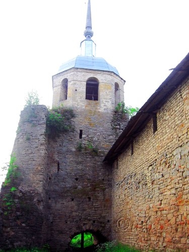 Псковская область: колокольня в городе Порхов, фото 2008 года