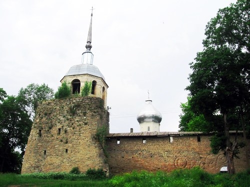 Колокольня и купол Никольского храма в городе Порхов, фото храма 2008 года