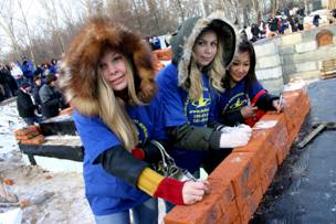 Строительство храма прп. Евфросинии в Москве, студенты подписывают именные кирпичики