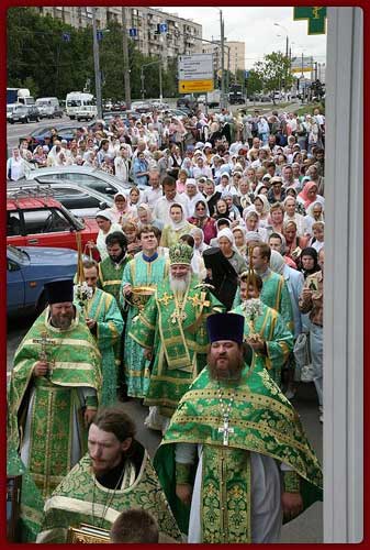 ЮЗАО, крестный ход к стоящемуся храму прп. Евфросинии Московской в  престольный праздник храма 20 июля 2007 года