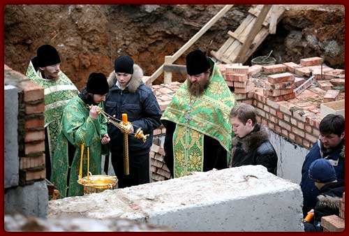 ЮЗАО, освящение фундамента колокольни храма прп. Евфросинии Московской