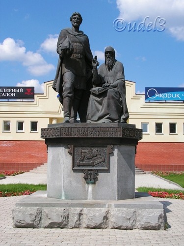 Памятник звенигородскому князю Юрию и преподобному Савве Сторожевскому в Звенигороде, фото 2008 года